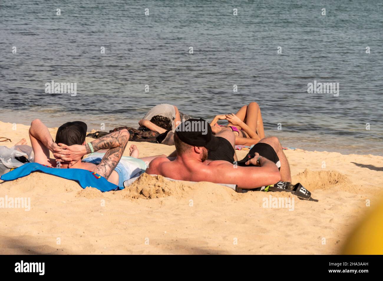 Britische Touristen am Strand von Corralejo, Fuerteventura, Kanarische Inseln, Spanien Foto Stock