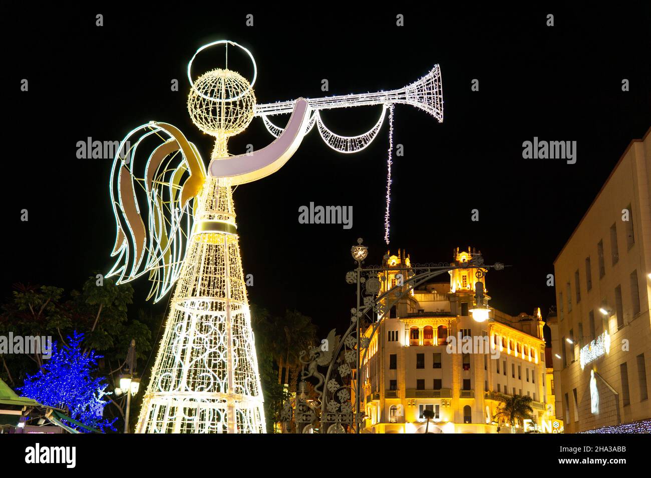 Personaggi natalizi realizzati con luci Foto Stock