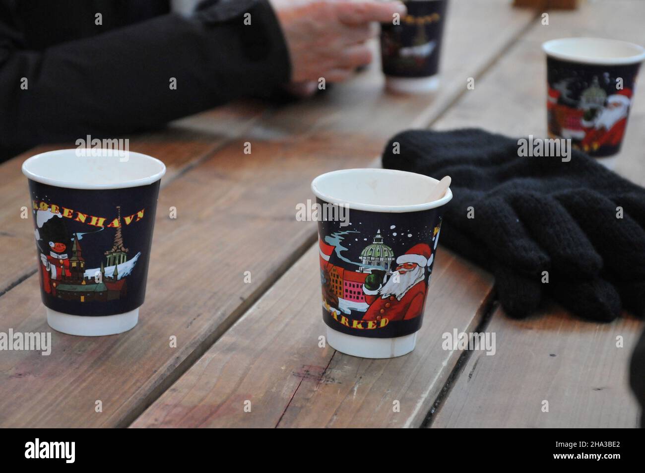 Copenaghen/Danimarca./10 Dicembre 2021/ da oggi venerdì 10 dicembre 2021 denamrk ha una nuova regola e restrizioni del codice-19 e il mercato di Natale a Copenaghen sono benvenuti senza maschere facciali e passaporto corona aperto per i visitatori sono benvenuti al mercato Hojbo plads Christms nella CAPITALE DANESE . (Foto..Francis Joseph Dean/Dean Pictures) Foto Stock