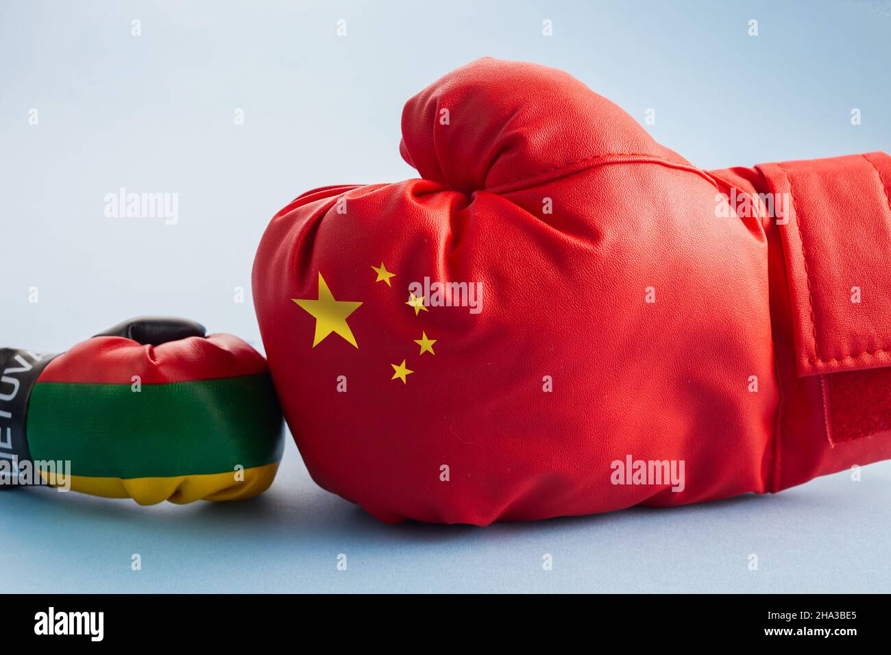 Concetto di guerra commerciale. Cina Lituania rapporto politico partenariato conflitto diviso concetto. Foto Stock