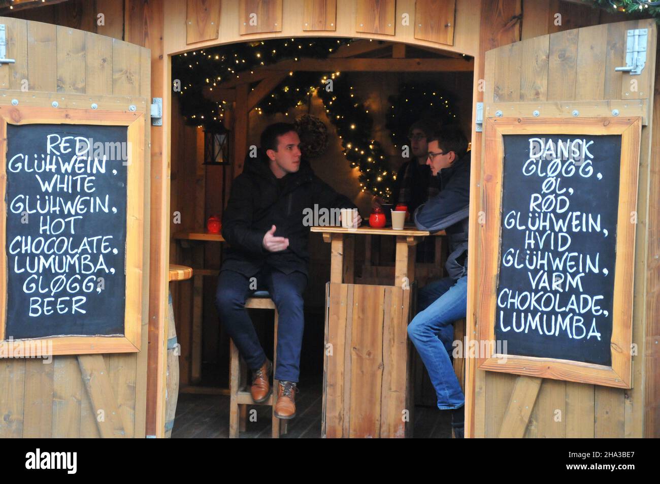 Copenaghen/Danimarca./10 Dicembre 2021/ da oggi venerdì 10 dicembre 2021 denamrk ha una nuova regola e restrizioni del codice-19 e il mercato di Natale a Copenaghen sono benvenuti senza maschere facciali e passaporto corona aperto per i visitatori sono benvenuti al mercato Hojbo plads Christms nella CAPITALE DANESE . (Foto..Francis Joseph Dean/Dean Pictures) Foto Stock