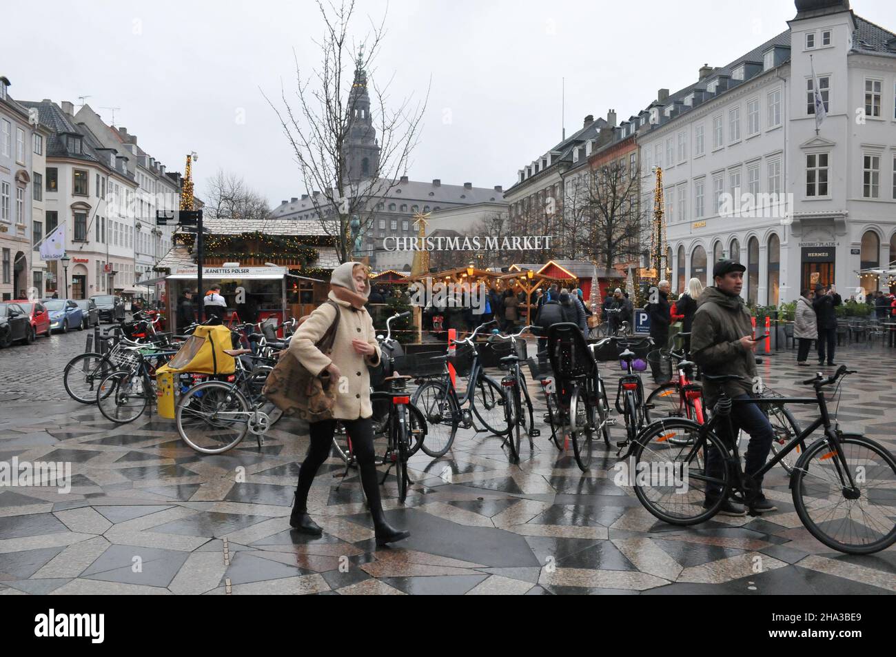 Copenaghen/Danimarca./10 Dicembre 2021/ da oggi venerdì 10 dicembre 2021 denamrk ha una nuova regola e restrizioni del codice-19 e il mercato di Natale a Copenaghen sono benvenuti senza maschere facciali e passaporto corona aperto per i visitatori sono benvenuti al mercato Hojbo plads Christms nella CAPITALE DANESE . (Foto..Francis Joseph Dean/Dean Pictures) Foto Stock