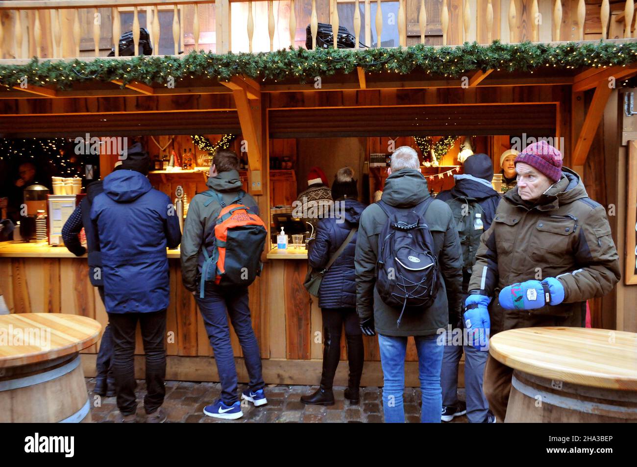 Copenaghen/Danimarca./10 Dicembre 2021/ da oggi venerdì 10 dicembre 2021 denamrk ha una nuova regola e restrizioni del codice-19 e il mercato di Natale a Copenaghen sono benvenuti senza maschere facciali e passaporto corona aperto per i visitatori sono benvenuti al mercato Hojbo plads Christms nella CAPITALE DANESE . (Foto..Francis Joseph Dean/Dean Pictures) Foto Stock