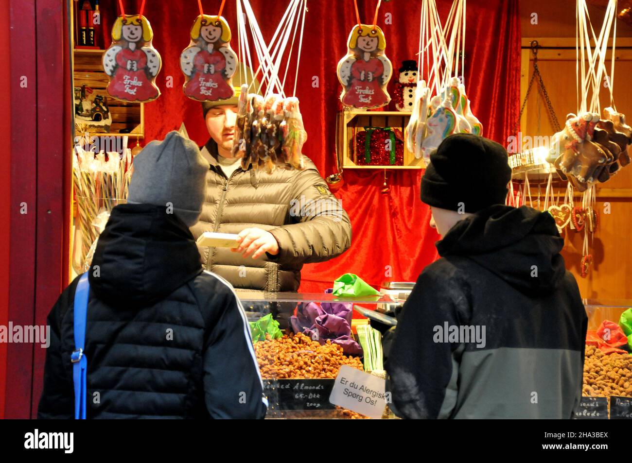 Copenaghen/Danimarca./10 Dicembre 2021/ da oggi venerdì 10 dicembre 2021 denamrk ha una nuova regola e restrizioni del codice-19 e il mercato di Natale a Copenaghen sono benvenuti senza maschere facciali e passaporto corona aperto per i visitatori sono benvenuti al mercato Hojbo plads Christms nella CAPITALE DANESE . (Foto..Francis Joseph Dean/Dean Pictures) Foto Stock
