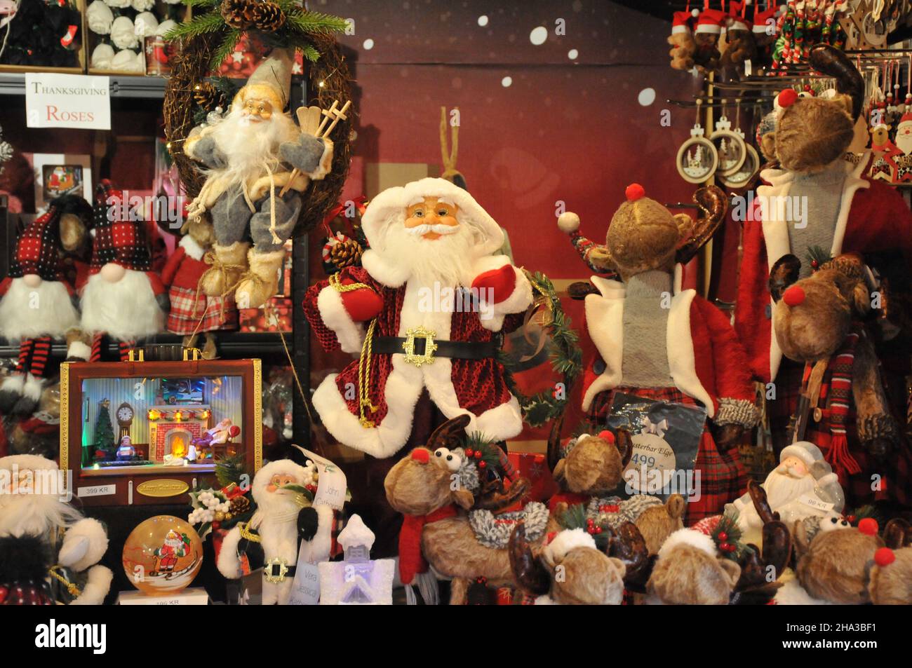 Copenaghen/Danimarca./10 Dicembre 2021/ da oggi venerdì 10 dicembre 2021 denamrk ha una nuova regola e restrizioni del codice-19 e il mercato di Natale a Copenaghen sono benvenuti senza maschere facciali e passaporto corona aperto per i visitatori sono benvenuti al mercato Hojbo plads Christms nella CAPITALE DANESE . (Foto..Francis Joseph Dean/Dean Pictures) Foto Stock