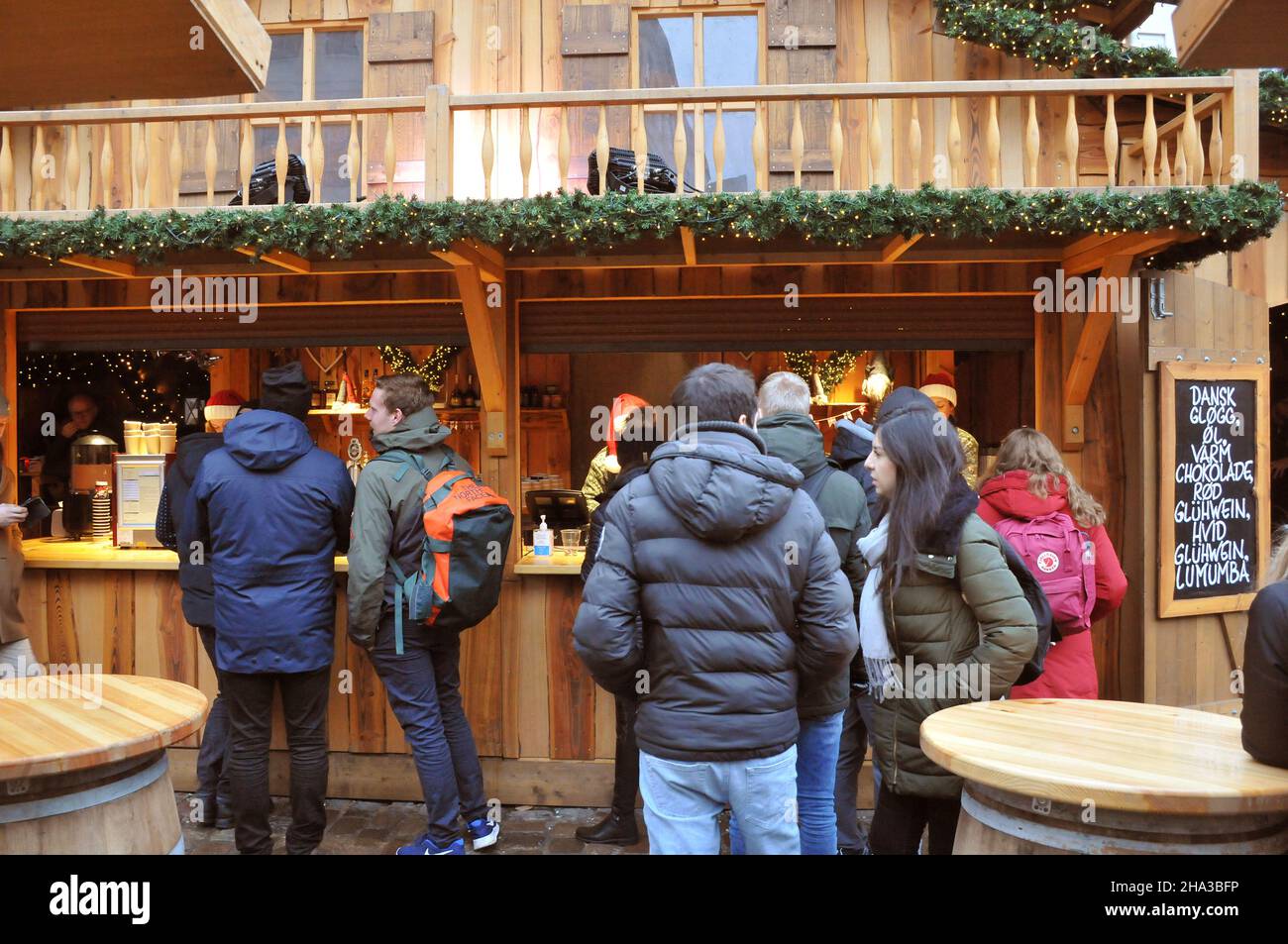 Copenaghen/Danimarca./10 Dicembre 2021/ da oggi venerdì 10 dicembre 2021 denamrk ha una nuova regola e restrizioni del codice-19 e il mercato di Natale a Copenaghen sono benvenuti senza maschere facciali e passaporto corona aperto per i visitatori sono benvenuti al mercato Hojbo plads Christms nella CAPITALE DANESE . (Foto..Francis Joseph Dean/Dean Pictures) Foto Stock