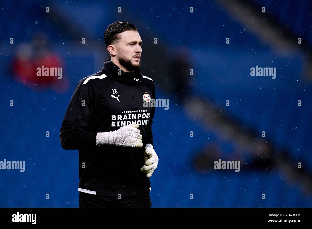 SAN SEBASTIAN, SPAGNA - 09 DICEMBRE: Joel Drommel del PSV Eindhoven si riscalda durante la partita del gruppo B della UEFA Europa League tra Real Sociedad e PSV Eindhoven a Estadio Anoeta il 9 dicembre 2021 a San Sebastian, Spagna. (Foto tramite MB Media) Foto Stock