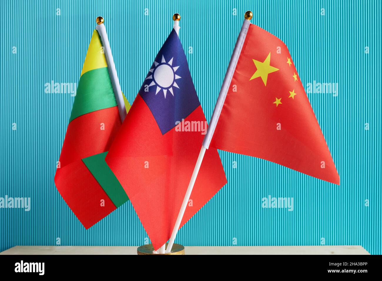 Bandiere taiwanesi, lituane e cinesi sullo sfondo dell'acqua Foto Stock