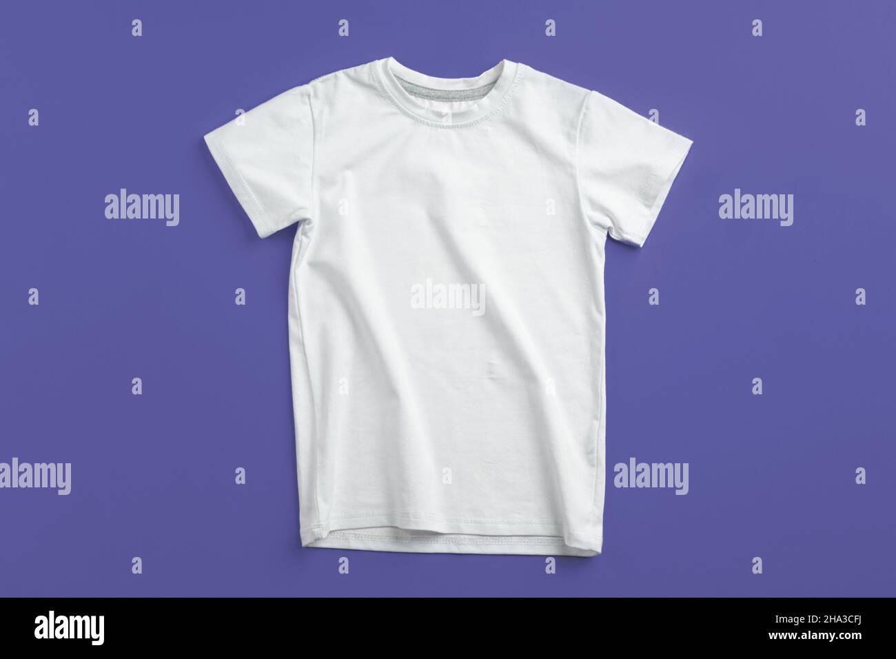 T-shirt a colori bianca con spazio per la copia per il tuo design Foto Stock