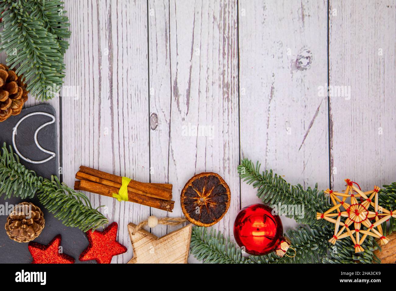 Biglietto di Natale con decorazioni di Natale di fronte a uno sfondo bianco e spazio per un messaggio personale Foto Stock