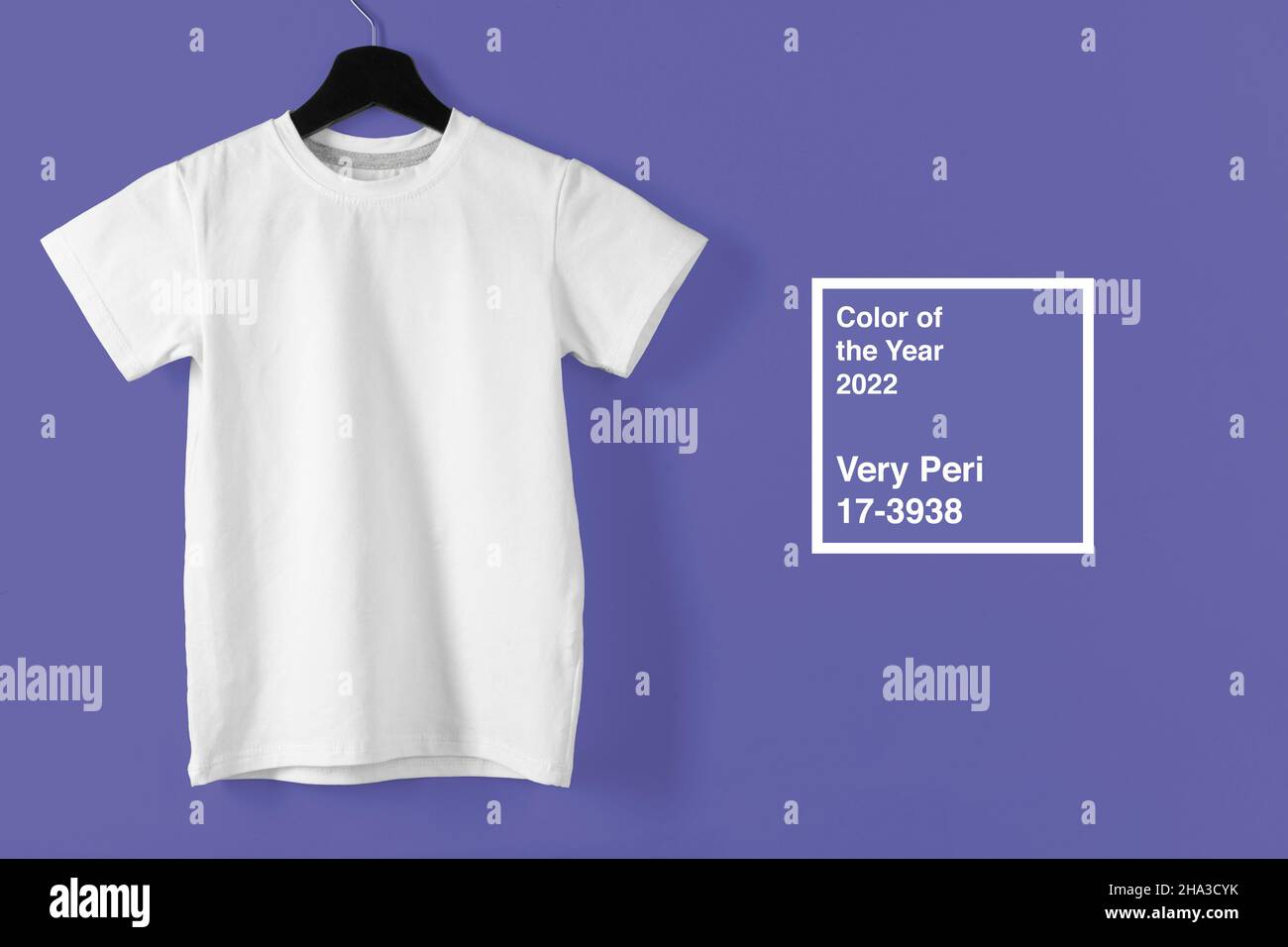 T-shirt a colori bianca con spazio per la copia per il tuo design Foto Stock