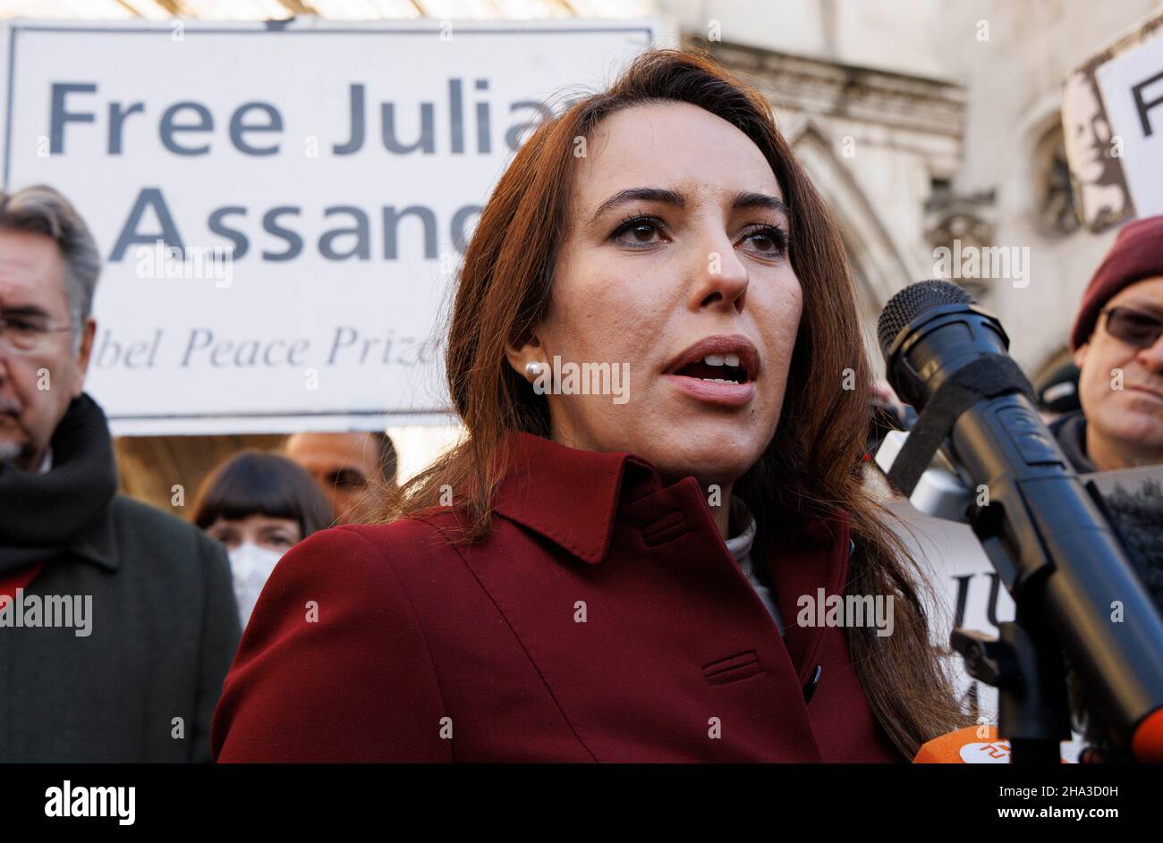 Londra, Regno Unito. 10th Dic 2021. Stella Moris, la fidanzata di Julian Assange, parla del verdetto fuori dalla High Court di Londra. L'alta Corte si pronuncia a favore dell'appello del governo degli Stati Uniti nell'audizione sull'estradizione di Julian Assange. Udienza dell'estradizione di Julian Assange. Credit: Tommy London/Alamy Live News Foto Stock