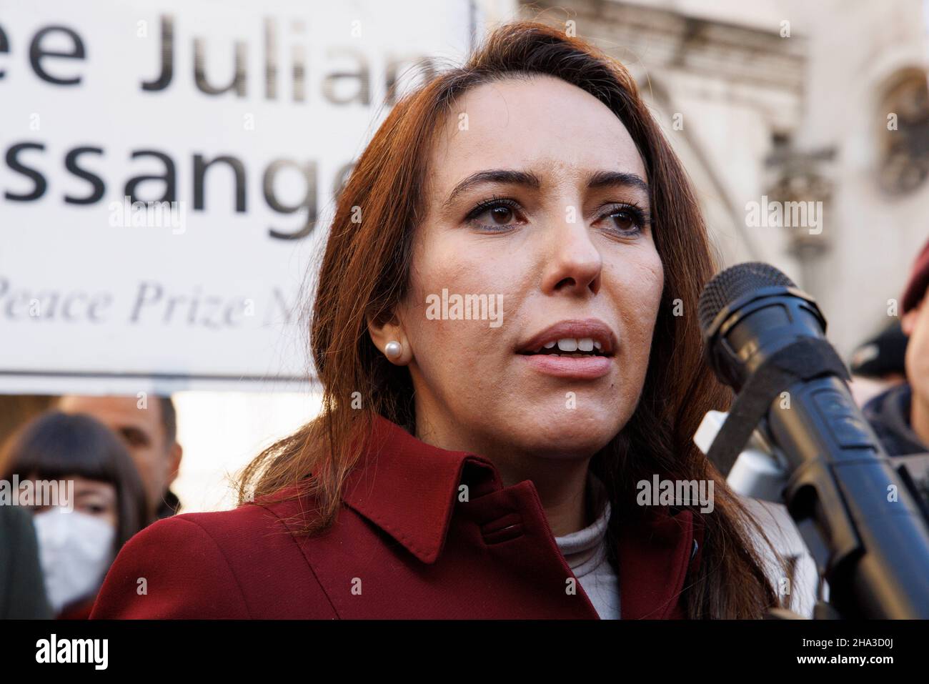 Londra, Regno Unito. 10th Dic 2021. Stella Moris, la fidanzata di Julian Assange, parla del verdetto fuori dalla High Court di Londra. L'alta Corte si pronuncia a favore dell'appello del governo degli Stati Uniti nell'audizione sull'estradizione di Julian Assange. Udienza dell'estradizione di Julian Assange. Credit: Tommy London/Alamy Live News Foto Stock