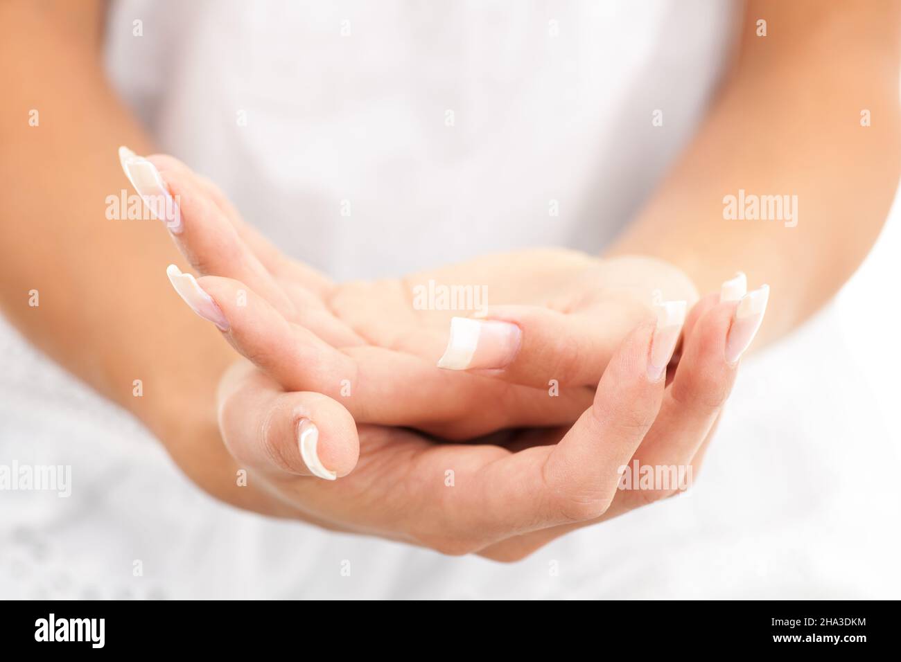 mano, cura, palmo, forma, borsa donna, bello, top, dita, giovane, tenero, donna, unghie, bianco, morbido, da solo, dettaglio, benessere, parte superiore del corpo, delicatamente, Foto Stock