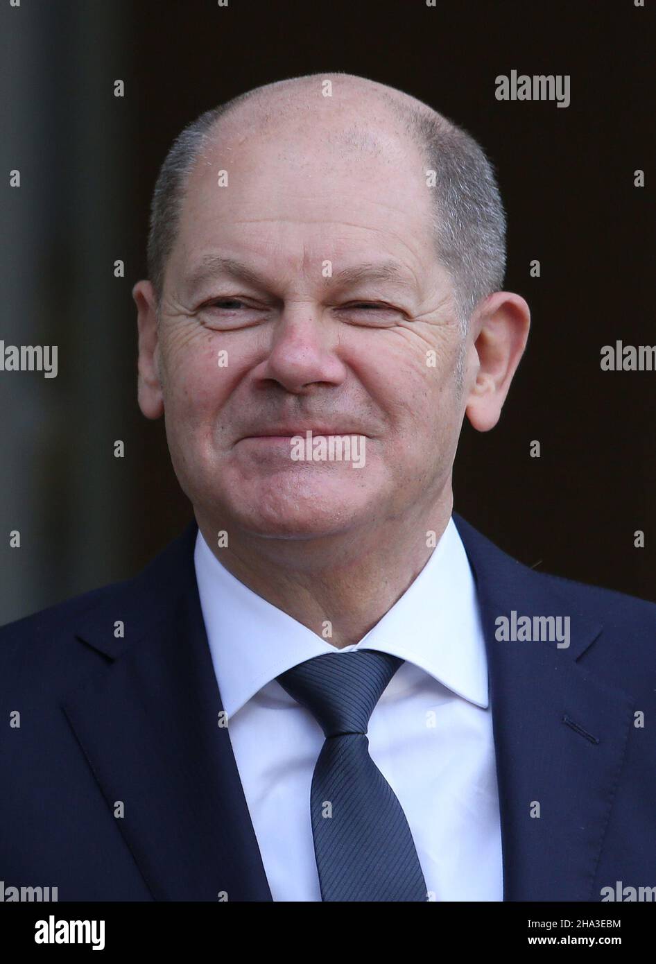 Parigi, Francia. 10th Dic 2021. Il Cancelliere tedesco OLAF Scholz arriva al Palazzo Elysee per incontrare il Presidente francese Emmanuel Macron a Parigi venerdì 10 dicembre 2021. La visita a Parigi avviene pochi giorni dopo che Scholz ha assunto ufficialmente il ruolo del suo predecessore Angela Merkel. Si prevede che i due leader discuteranno delle relazioni franco-tedesche e della prossima presidenza francese dell'UE. Foto di David Silpa/UPI Credit: UPI/Alamy Live News Foto Stock