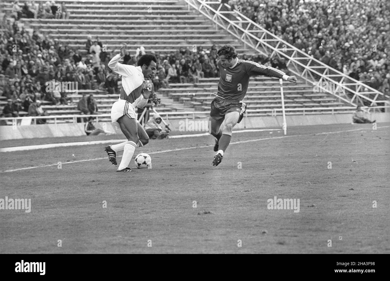 Argentyna Mendoza 18.06.1978. XI Mistrzostwa Œwiata w Pi³ce No¿nej (1,06-25.06.1978 r.). Mecz Polska - Perù (1:0) na Estadio Ciudad de Mendoza. NZ. m.in. obroñca (Polska) Henryk Maculewicz (P). Gr PAP/Zbigniew Matuszewski Mendoza, Argentina, 18 giugno 1978. Il difensore polacco Henryk Maculewicz (R) in azione durante la Polonia contro il Perù in occasione della Coppa del mondo FIFA 1978 allo stadio Estadio Ciudad de Mendoza di Mendoza. La Polonia ha vinto le 1:0. PAP/ZBIGNIEW MATUSZEWSKI Foto Stock