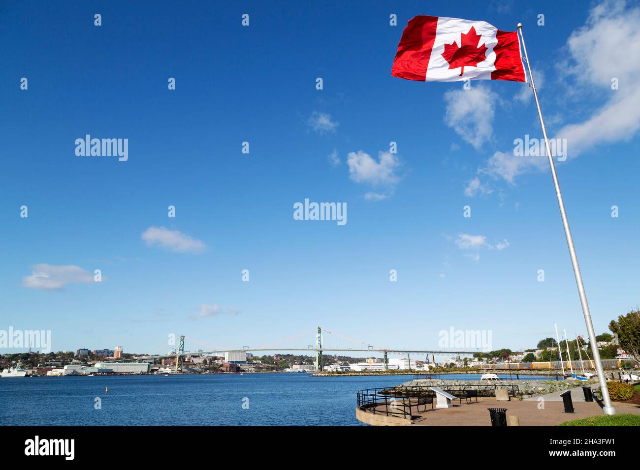 La bandiera canadese vola da un flagpole al terminal dei traghetti Alderney Gate (terminal dei traghetti di Dartmouth) in Nuova Scozia, Canada. Foto Stock