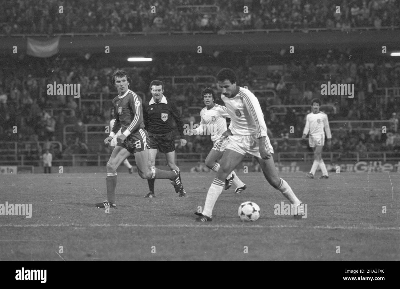 Argentyna Rosario 06.06.1978. XI Mistrzostwa Œwiata w Pi³ce No¿nej (1,06-25.06.1978 r.). Mecz Polska - Tunezja (1:0) na Estadio Gigante de Arroyito. de lewej: Pomocnik (Polska) Henryk Kasperczak, sêdzia Angel Franco Martinez, pomocnik Mohamed ben Rehaiem, napastnik Mohamed Ali AKID, pomocnik Khaled Gasmi. Gr PAP/Zbigniew Matuszewski Rosario, Argentina, 06 giugno 1978. Il centrocampista polacco Henryk Kasperczak (L), l'arbitro Angel Franco Martinez (2-L), il centrocampista tunisino Mohamed ben Rehaiem (3-L), l'attaccante tunisino Mohamed Ali AKID (2-R), il centrocampista tunisino Khaled Gasmi (R) in azione duri Foto Stock