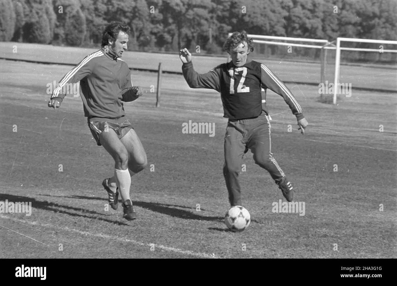 Argentyna Rosario 06,1978. XI Mistrzostwa Œwiata w Pi³ce No¿nej (1,06-25.06.1978 r.). Trening zawodników polskich w oœrodku Treningowym Jockey Club Rosario. de lewej: obroñca Janusz Kuppewicz, pomocnik Zbigniew Boniek. Gr PAP/Zbigniew Matuszewski Dok³adny dzieñ wydarzenia nieustalony. Rosario, Argentina, Giugno 1978. Il centrocampista polacco Zbigniew Boniek (R) e il difensore Janusz Kuppewicz durante l'allenamento al Jockey Club Rosario, centro nazionale polacco di allenamento per la squadra di calcio durante la Coppa del mondo FIFA 1978 a Rosario. PAP/ZBIGNIEW MATUSZEWSKI Foto Stock