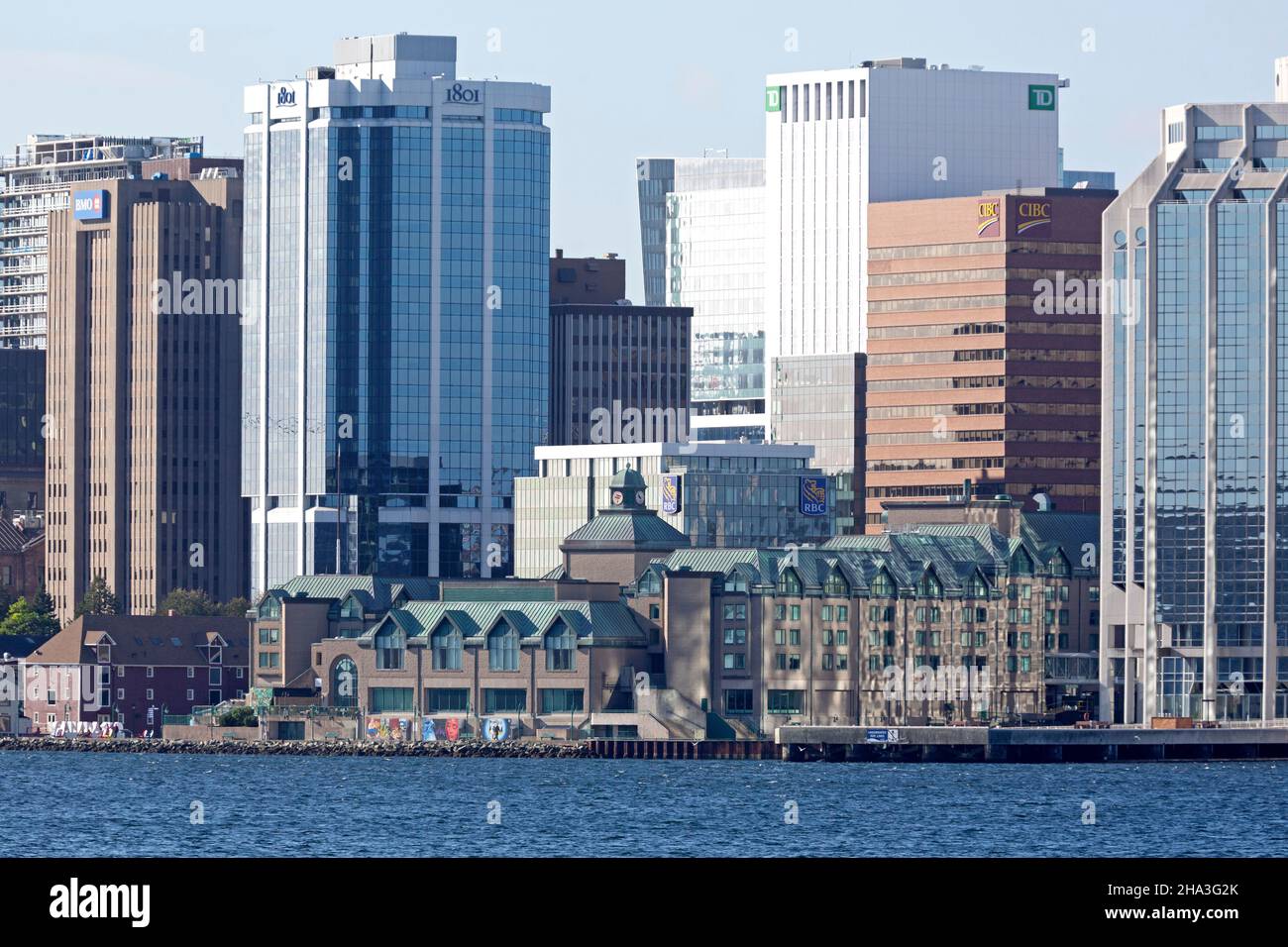 Grattacieli ed edifici sul lungomare nel centro di Halifax in Nuova Scozia, Canada. Gli edifici a più piani si affacciano sul porto di Halifax. Foto Stock