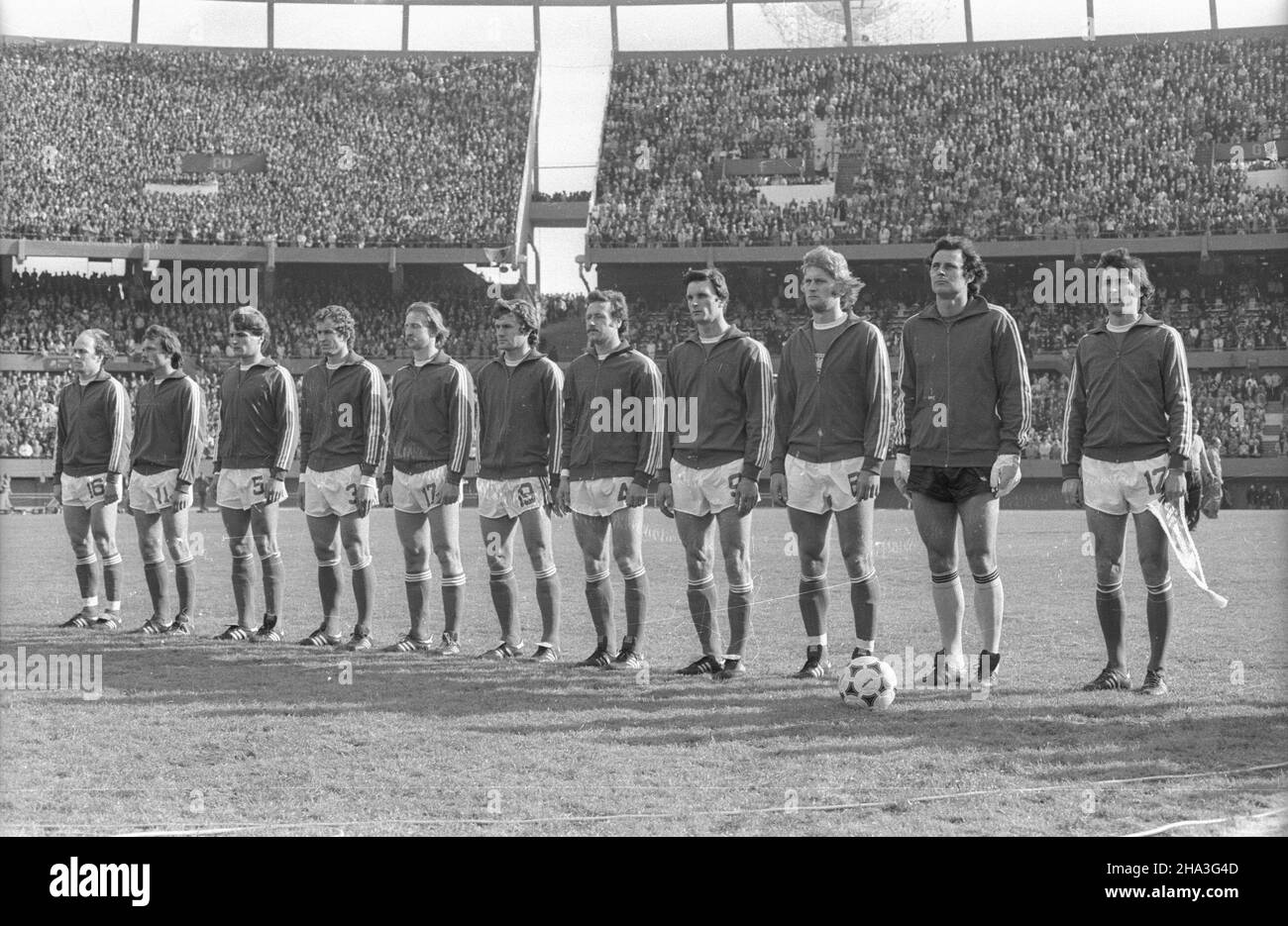 Argentina Buenos Aires 01.06.1978. XI Mistrzostwa Œwiata w Pi³ce No¿nej (1,06-25.06.1978 r.). Mecz Polska - RFN (0:0) na Estadio Monumental (stadion River Plate). Zawodnicy dru¿yny polskiej, od lewej: Napastnik Grzegorz Lato, pomocnik Bohdan Masztaler, pomocnik Adam Nawa³ka, obroñca Henryk Maculewicz, napastnik Andrzej Szarmach, Napastnik W³odzimierz Lubañski, obroñca Antoni Szymanowski, obroñca W³adys³aw ¯muda, obroñca Jerzy Gorgoñ, bramkarz Jan Tomaszewski, Pomocnik Kazimierz Deyna. Gr PAP/Zbigniew Matuszewski Buenos Aires, Argentina, 01 giugno 1978. Squadra polacca (L-R): Attaccante Grzeg Foto Stock