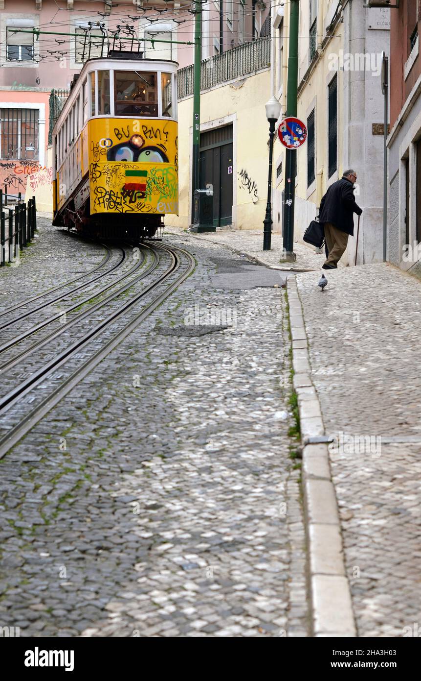 tram e pensionato lisbona portogallo Foto Stock