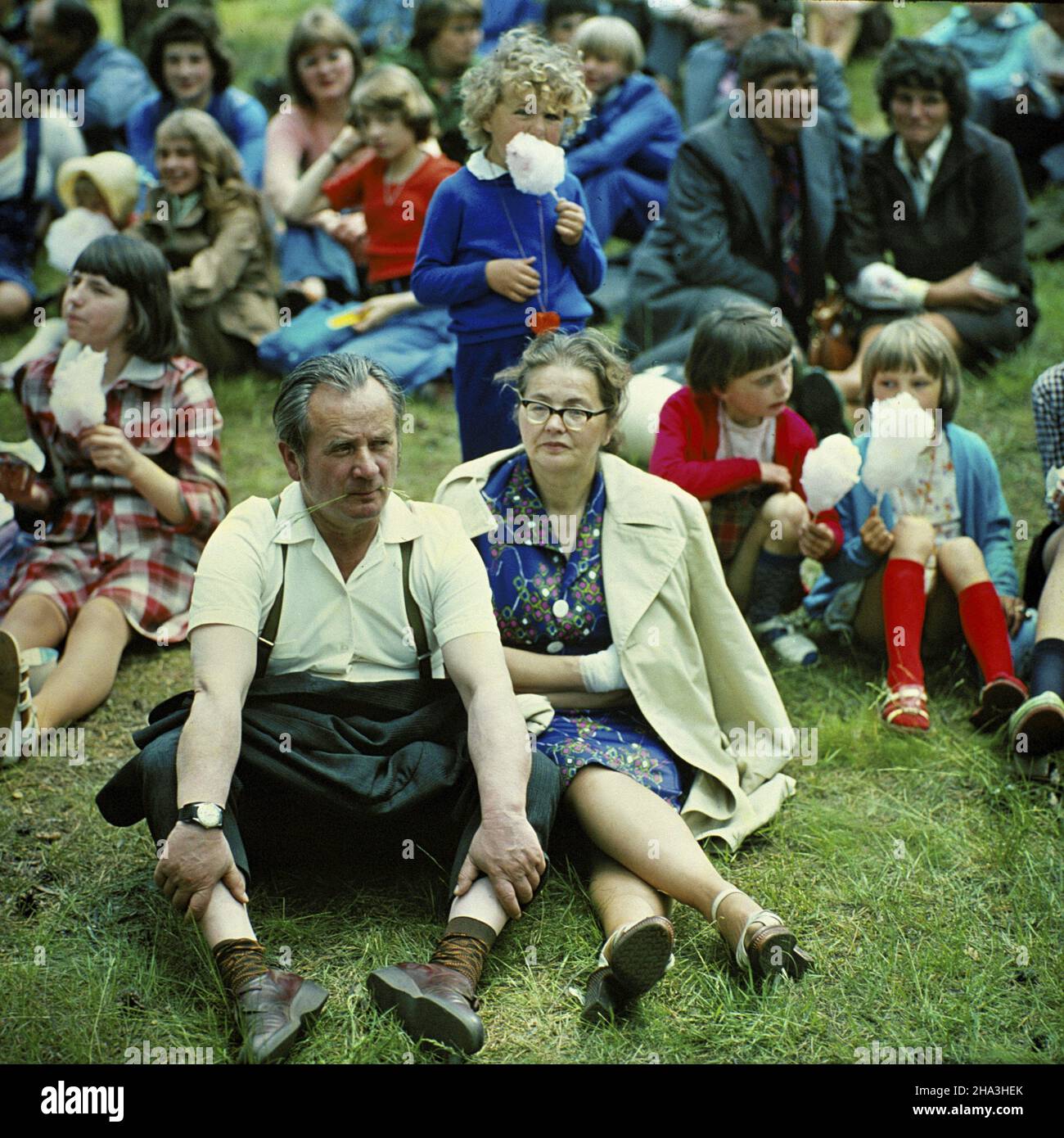 Warszawa 1978. meg PAP/Jan Morek Dok³adny miesi¹c i dzieñ wydarzenia nieustalone. Varsavia, Polonia, 1978. La gente partecipa a una celebrazione del picnic Folk a Varsavia. PAP/JAN MOREK Foto Stock