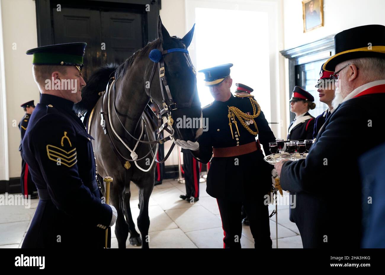 Ortografia modificata da Davies da MK 21/12/2021. L'Accademia Sandhurst Adjutant Major Chris Davies (centro) dà una menta al Falkland cavallo dopo aver viaggiato nell'edificio dell'Old College seguendo la Sovereign's Parade presso la Royal Military Academy Sandhurst (RMA) a Camberley. La sfilata segna il completamento di 44 settimane di formazione intensiva per l'ufficiale Cadets del corso di Commissioning 211 tutti che terrà ufficialmente la Commissione della Regina al colpo di mezzanotte il giorno della sfilata. Inoltre, ci sono 35 cadetti internazionali da 26 paesi tra cui: Armenia, Etiopia, Marocco, Mo Foto Stock