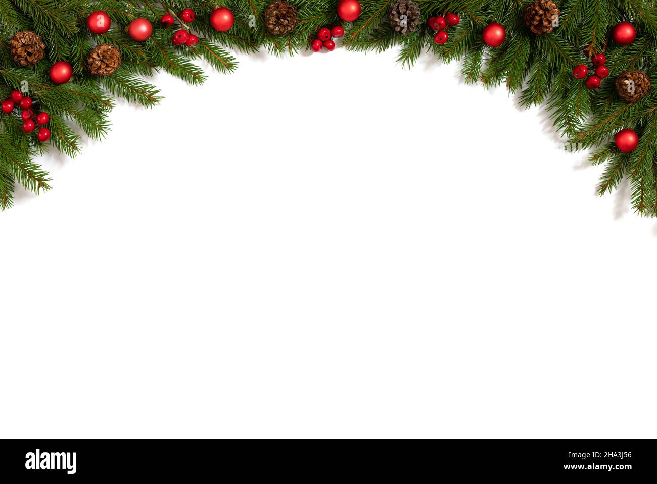 Cornice natalizia con rami di abete e decorazioni rosse isolate su sfondo  bianco. Biglietto di auguri di Natale. Felice Anno Nuovo. Vista dall'alto.  Spazio per t Foto stock - Alamy