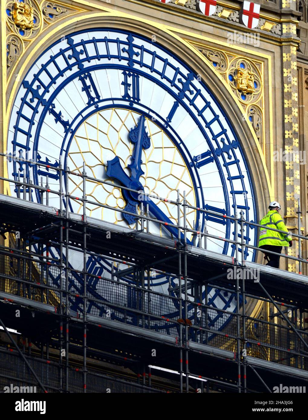 Londra, Regno Unito. 10th Dic 2021. I lavoratori camminano oltre la facciata del Big ben mentre il ponteggio viene gradualmente rimosso dopo i lavori di ristrutturazione Foto Stock