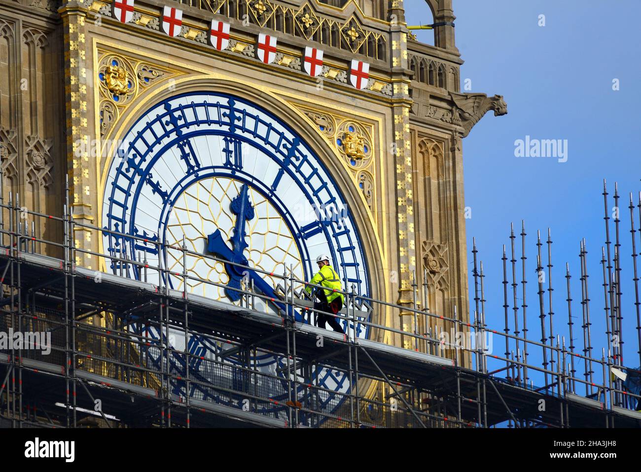 Londra, Regno Unito. 10th Dic 2021. I lavoratori camminano oltre la facciata del Big ben mentre il ponteggio viene gradualmente rimosso dopo i lavori di ristrutturazione Foto Stock