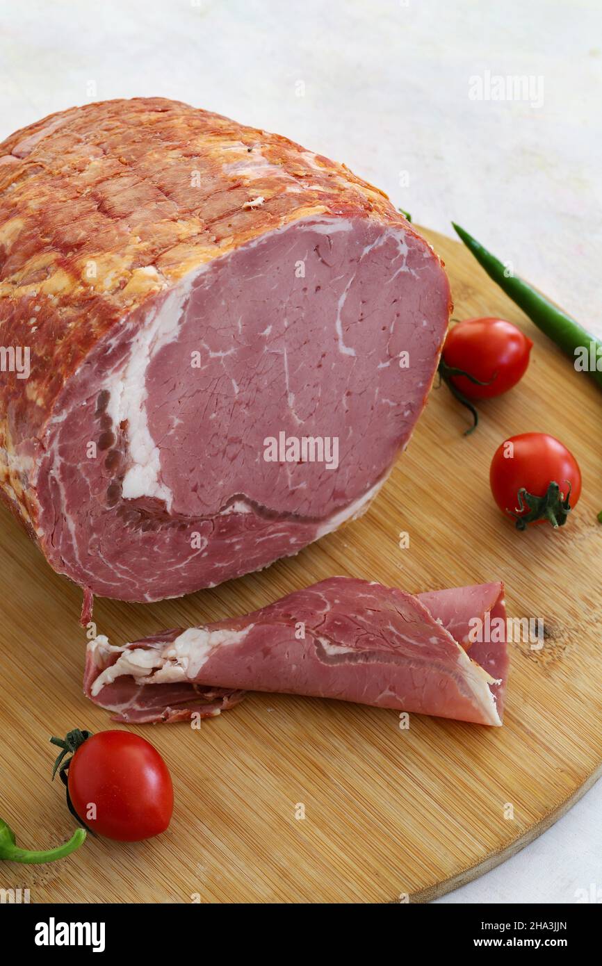 Entrecote di manzo affumicato su sfondo bianco. Nome locale füme antrikot Foto Stock