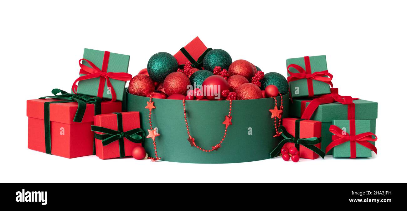 Composizione natalizia con regali e decorazioni natalizie isolate su sfondo bianco. Decorazioni natalizie rosse e verdi. Felice Anno Nuovo. Foto Stock