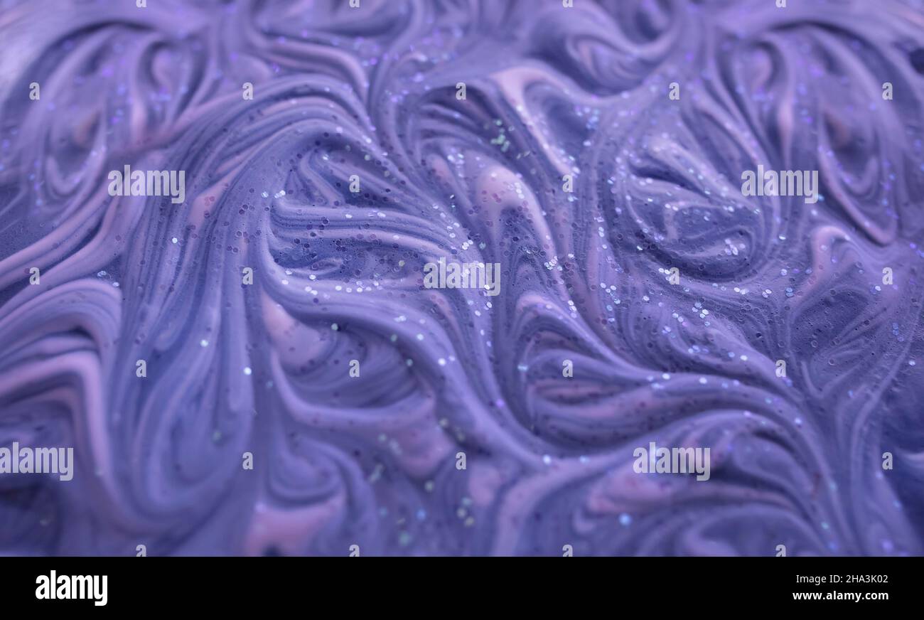 Astratto liquido texture sfondo in trendy viola molto peri colore dell'anno 2022 Foto Stock