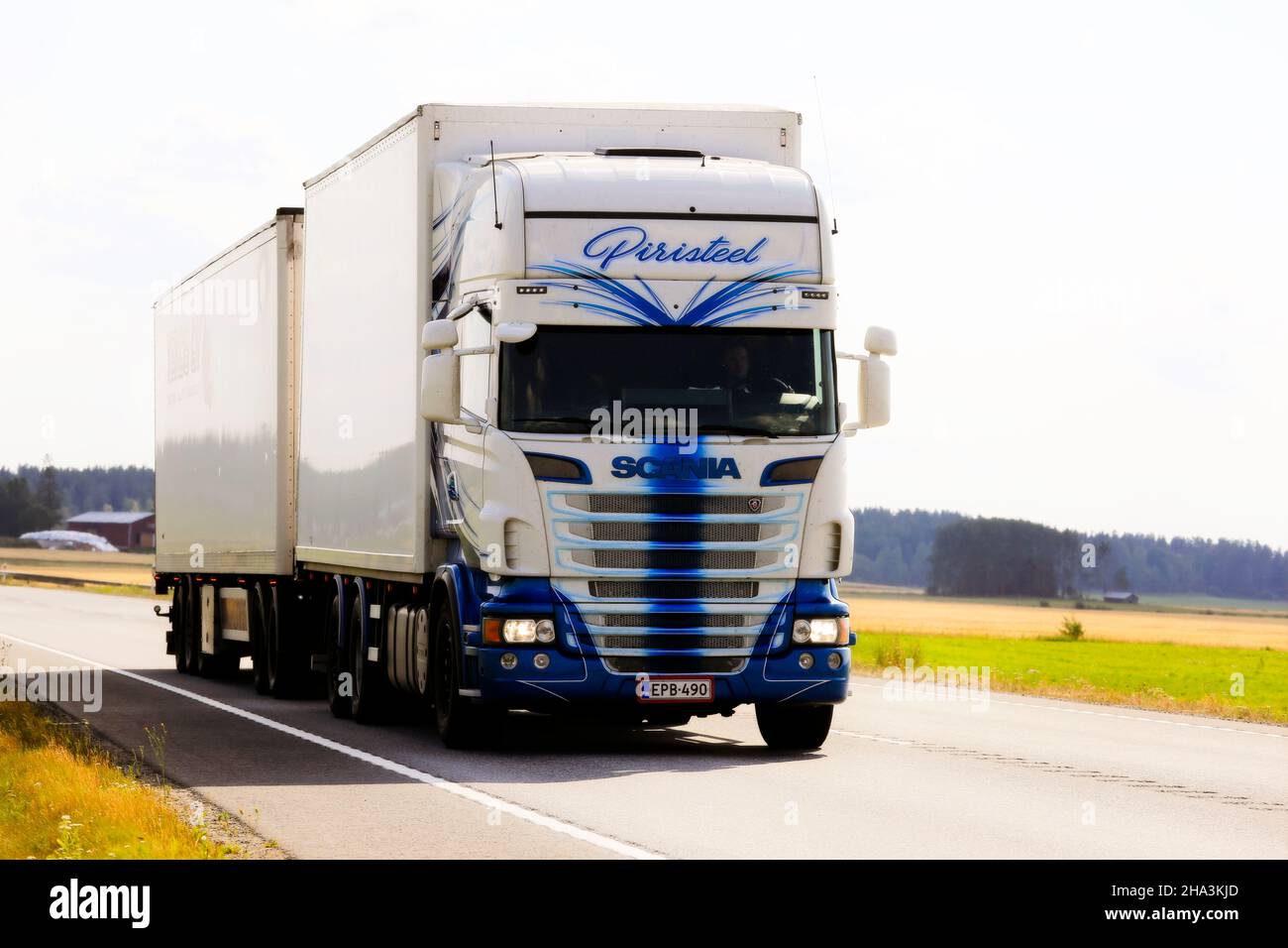 Il bellissimo camion Scania bianco e blu Piristeel traina il rimorchio sull'autostrada 19 in un giorno d'estate. Luopajarvi, Finlandia. Agosto 9, 2018. Foto Stock
