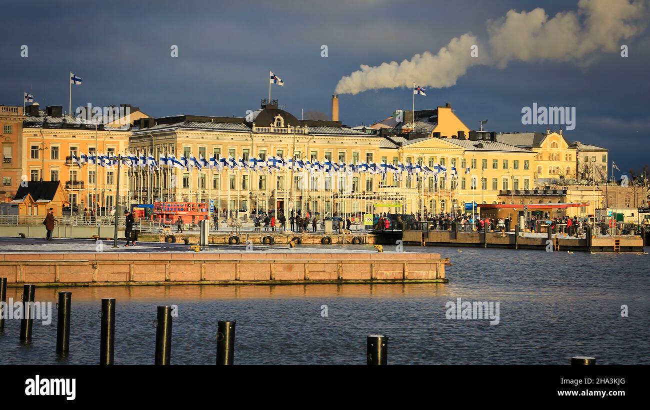 100 bandiere di Finlandia sulla piazza del mercato di Helsinki di fronte al Palazzo Presidenziale. Festeggiamo la Finlandia per 100 anni. Helsinki, Finlandia. Dicembre 6, 2017. Foto Stock