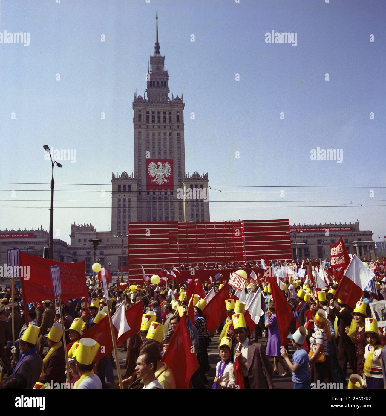 Warszawa 01.05.1977. Œwiêto Pracy. Pochód pierwszomajowy na ulicy Marsza³kowskiej. W g³êbi Trybuna honorowa i Pa³ac Kultury i Nauki (PKON) na placu Defilad. Gr PAP/Leszek £o¿yñski Varsavia, Polonia, 01 maggio 1977. I lavoratori con striscioni con slogan politici partecipano alla sfilata della Giornata dei lavoratori di Varsavia. PAP/LESZEK LOZYNSKI Foto Stock