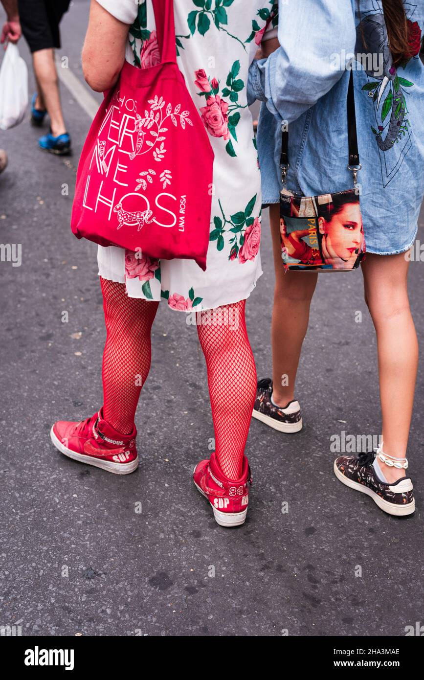 Le gambe di una donna che indossa tights con rete di pesce rosso alla Fiera di Belo Horizonte Hippie a Belo Horizonte Hippie, Minas Gerais, Brasile. Foto Stock