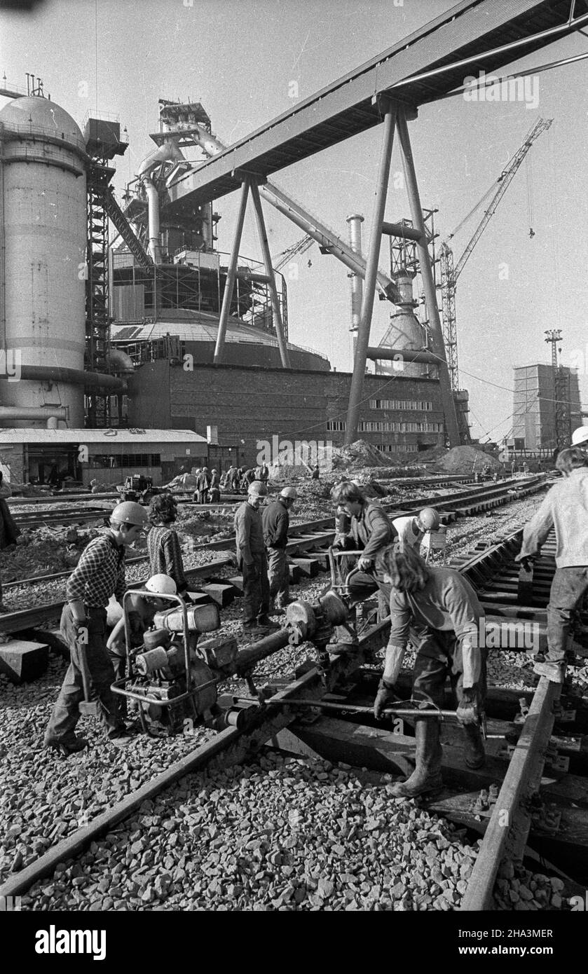 Katowice, 1976-10. Jedn¹ z najwa¿niejszych dat w historii Huty Katowice by³ 2 grudnia 1976 r. Tego dnia o godz. 7,00 rozpalono ogieñ w wielkim Piecu nr. 1. Nastêpnego dnia o godz. 4,20 dokonano pierwszego spustu 30 ton surówki. NZ. Ostatni etap budowy Wydzia³u Wielkich Pieców w Hucie Katowice. Ad PAP/Stanis³aw Jakubowski Dok³adny dzieñ wydarzenia nieustalony. Katowice, ottobre 1976. Il 2 dicembre 1976 è stata una delle date più importanti della storia delle acciaierie di Katowice. Quel giorno alle ore 7,00 i lavoratori hanno acceso il fuoco nel forno d'altoforno n° 1. Il giorno dopo alle 4,20 del mattino hanno versato 30 toni o Foto Stock