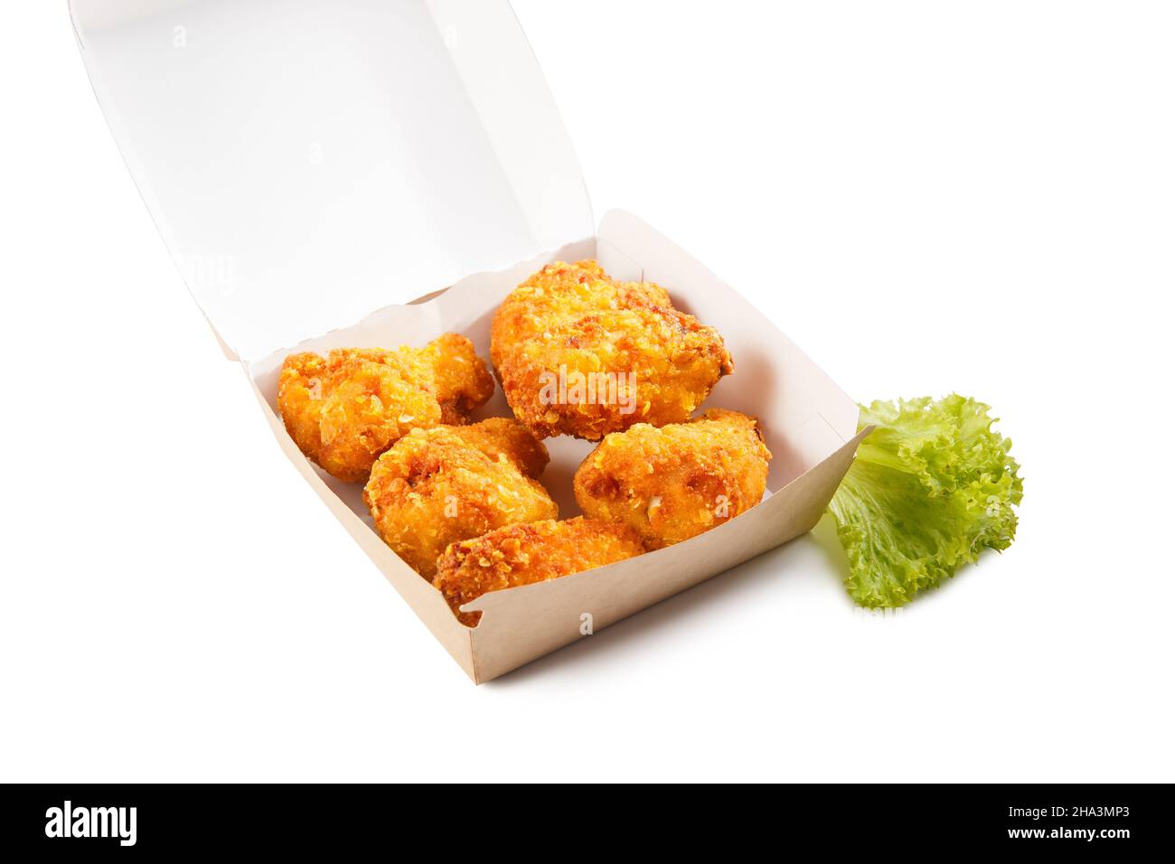 Scatola con gustosi nuggets di pollo isolato su sfondo bianco. Foto Stock