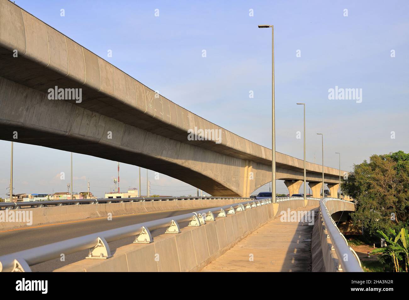 ringhiere metalliche sul nuovo ponte pedonale accanto all'autostrada. Foto Stock