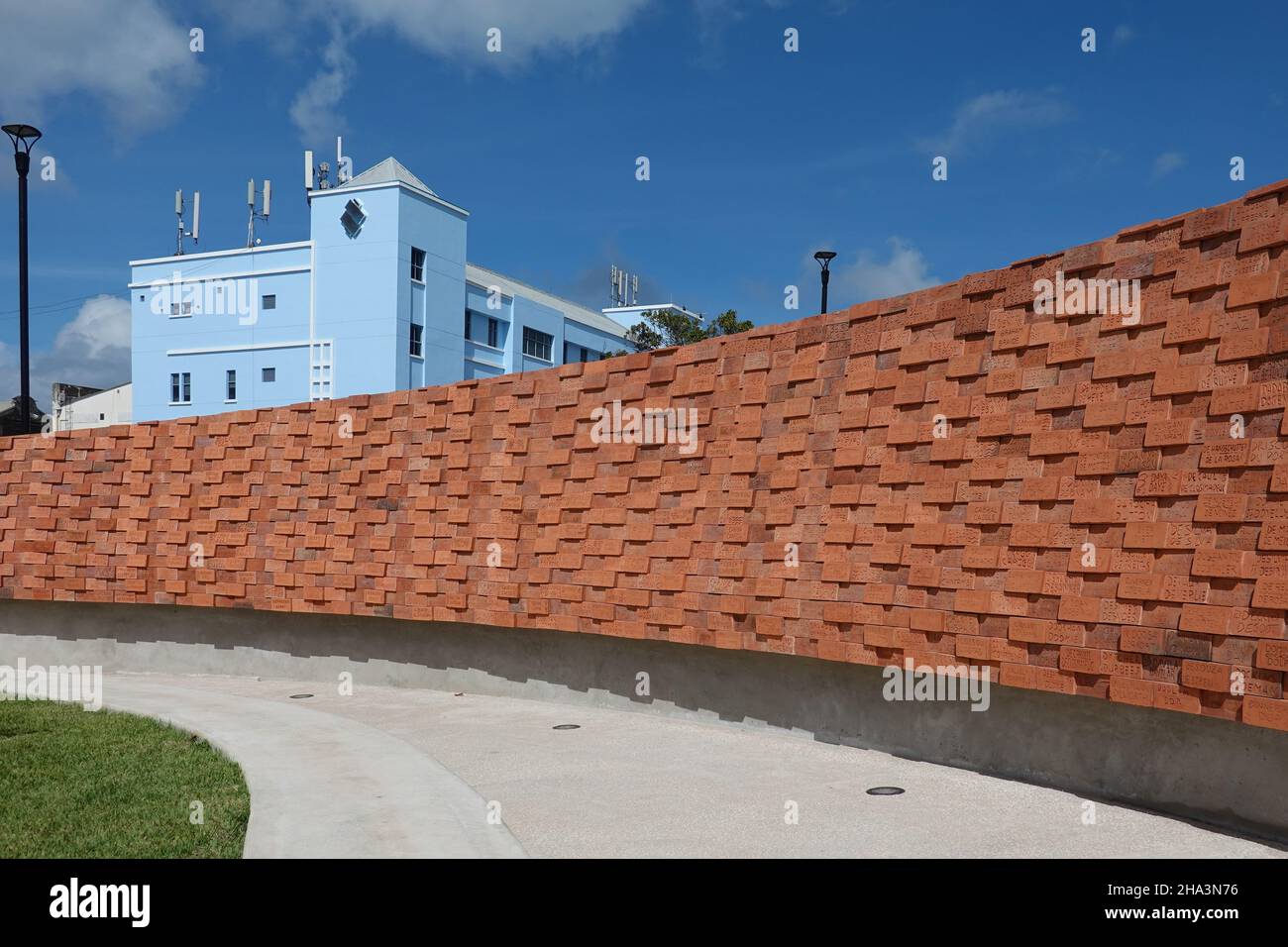 Bridgetown, Barbados, Nov 2021. Barbados muro con i nomi dei residenti locali. Il Golden Square Freedom Park ora si trova su due acri di terreno nel Foto Stock
