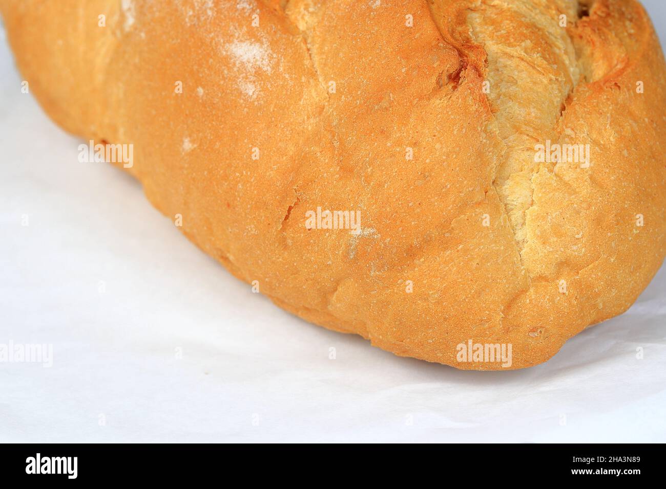 Primo piano di pane rustico di grano, pane di pane o pane intero isolato su sfondo bianco Foto Stock