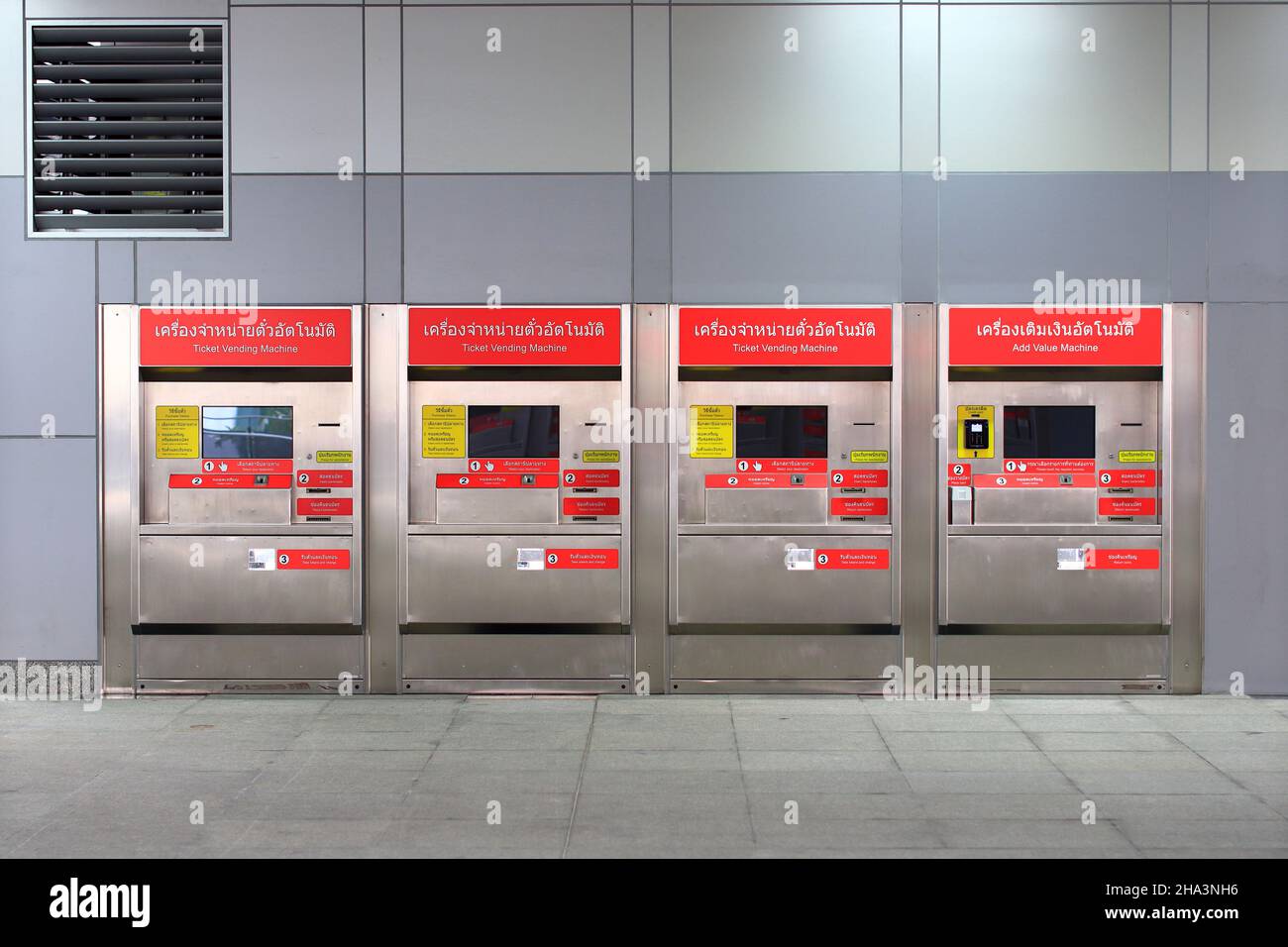 Distributori automatici di biglietti del treno, distributori automatici di biglietti per il sistema ferroviario per pendolari. Foto Stock