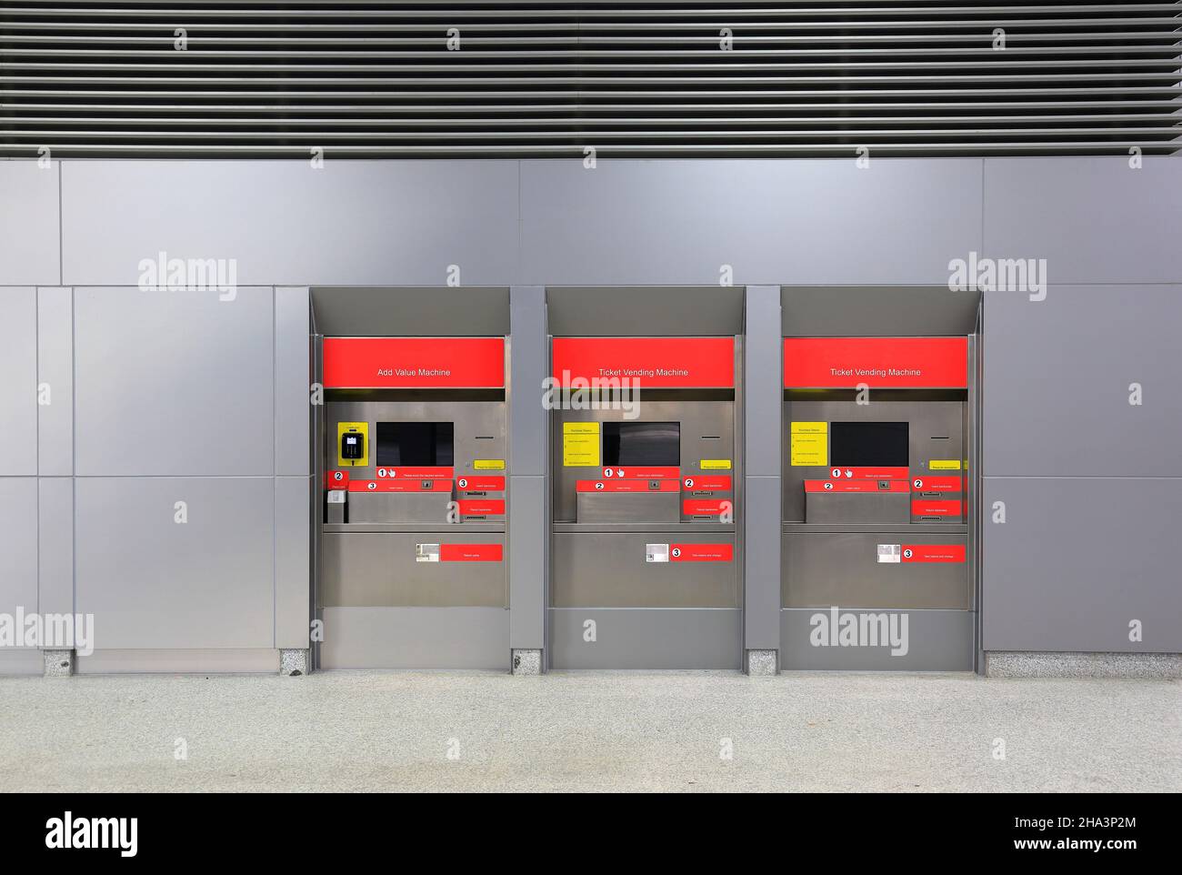 Distributori automatici di biglietti del treno, distributori automatici di biglietti per il sistema ferroviario per pendolari. Foto Stock