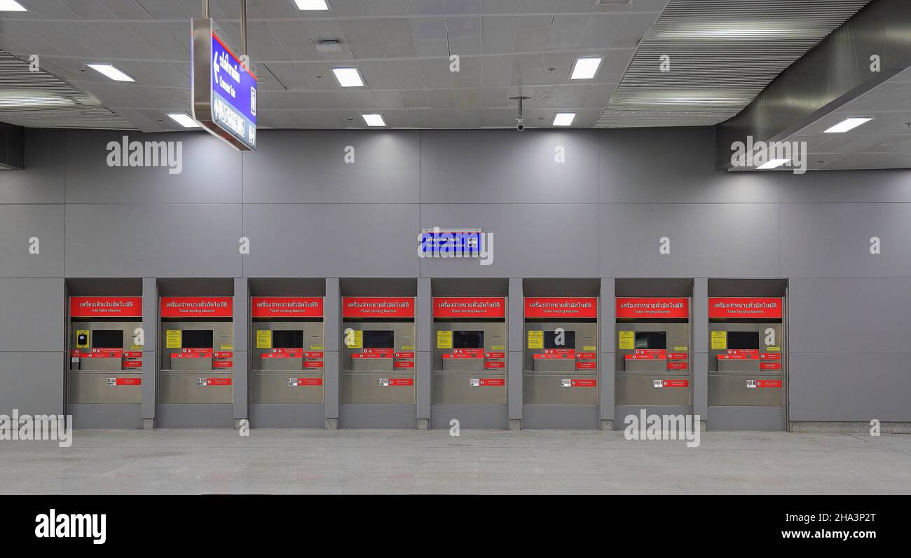 Distributori automatici di biglietti del treno, distributori automatici di biglietti per il sistema ferroviario per pendolari. Foto Stock