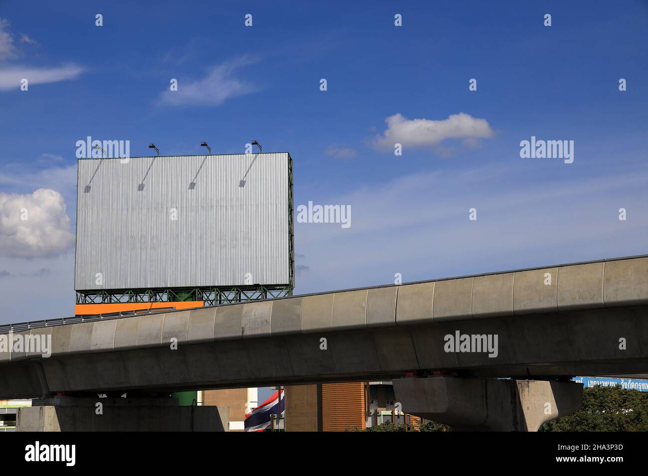 Dispositivo di visualizzazione pubblicità vuoto sopra la pista del treno sopraelevato, cartellone vuoto per sfondo poster pubblicità all'aperto con bel cielo blu Foto Stock