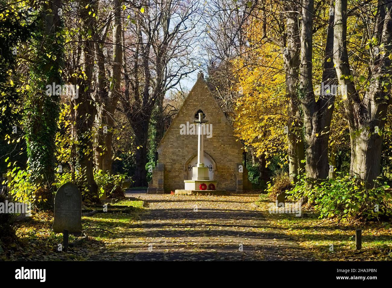 Memoriale ricordo con papaveri vicino alla cappella nel cimitero vittoriano Foto Stock