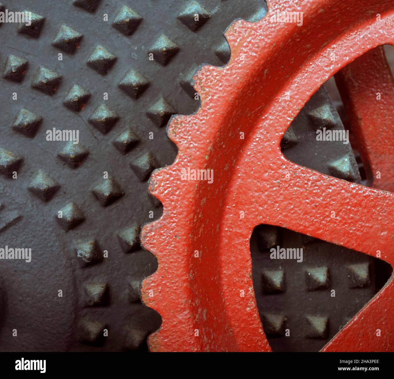 lato di vintage mealie sheller (african sweet corn sheller) e dented gear cog Foto Stock