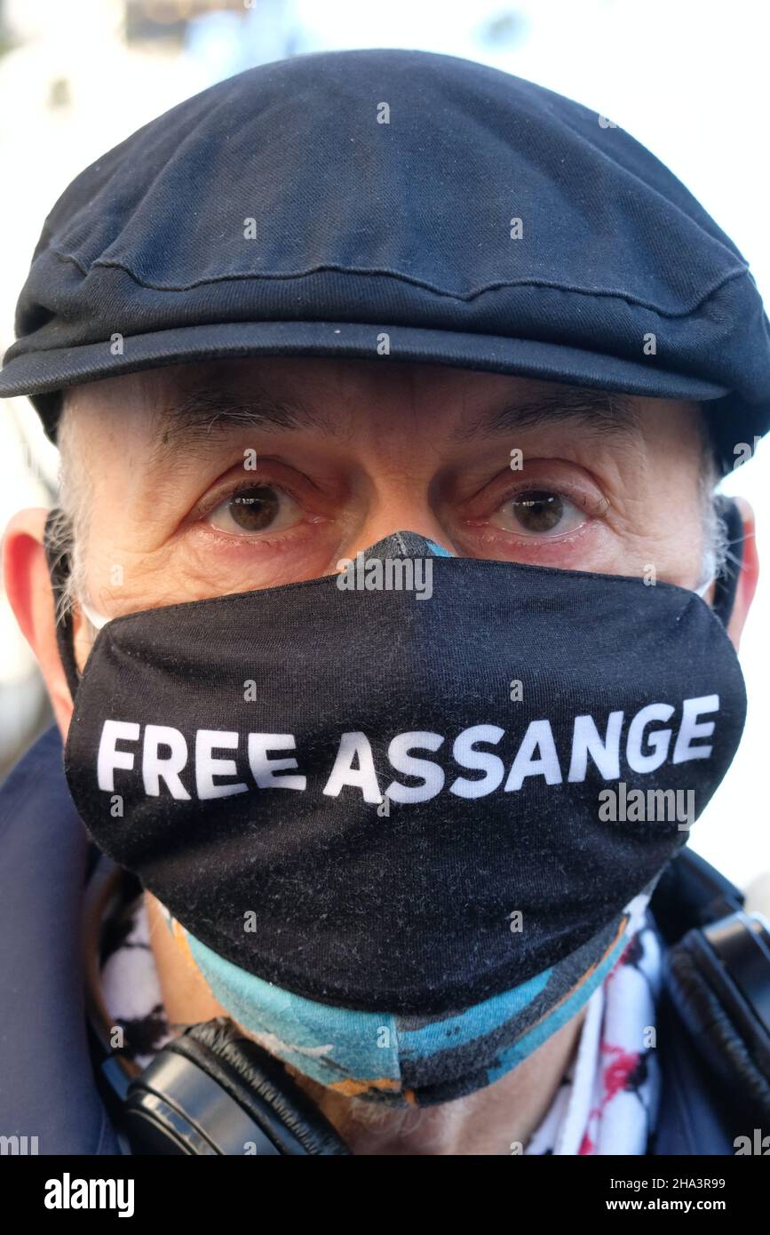Londra, Regno Unito, 10th dicembre 2021. I sostenitori si riuniscono al di fuori delle corti reali di giustizia come si annuncia che Julian Assange può essere estradato negli Stati Uniti per affrontare le accuse di spionaggio. Credit: Undicesima ora Fotografia/Alamy Live News Foto Stock